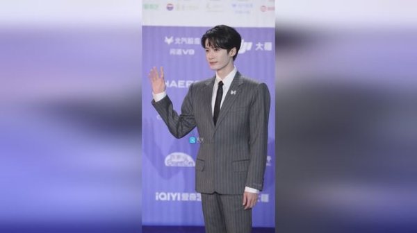 中国股票配资网平台 红毯雨停全靠他？檀健次带风车出场引半个娱乐圈围观