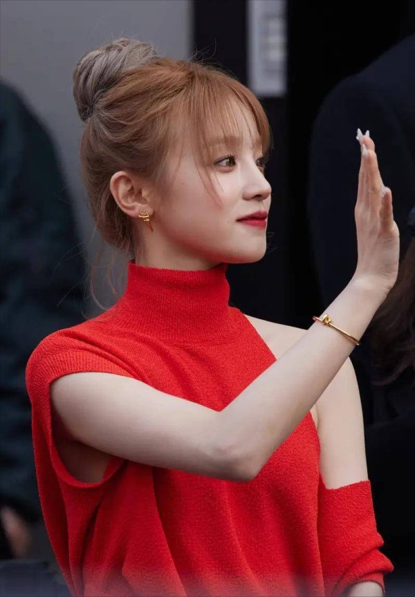 股票配资资讯 38岁长泽雅美穿缎面裙封神！宋雨琦红发造型嫩成公主，亚洲女星杀疯纽约