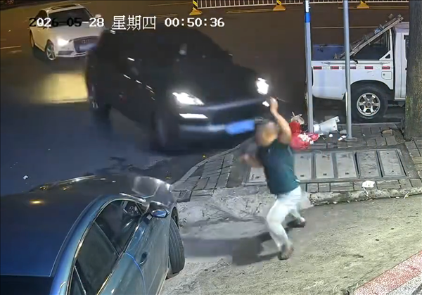 配资中国登录 直行保时捷撞上转弯奥迪猛打方向 路边男子差点被殃及：腿都吓软了