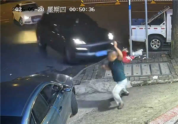 直行保时捷撞上转弯奥迪猛打方向 路边男子差点被殃及：腿都吓软了